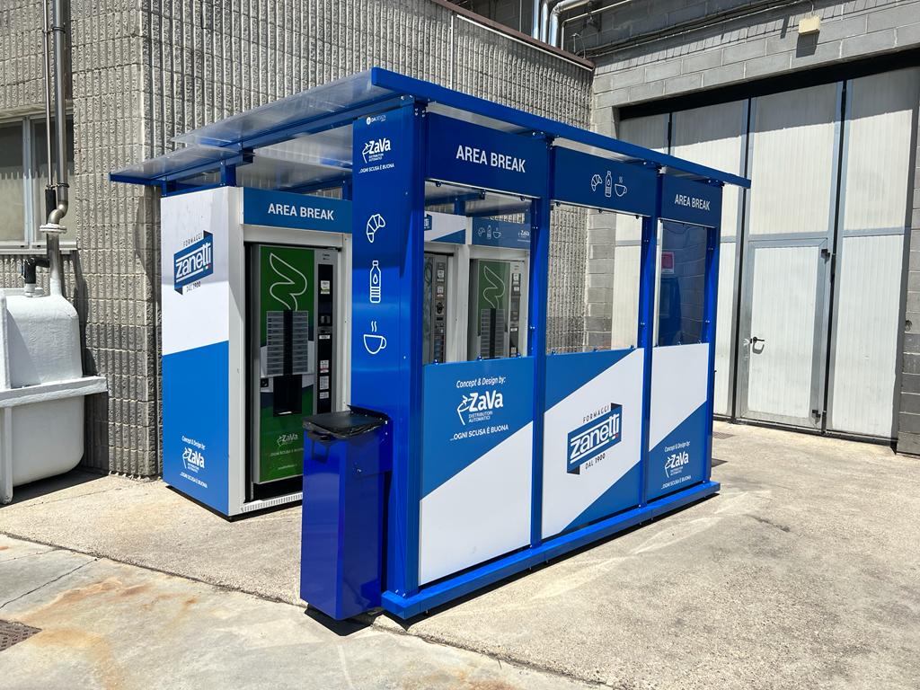 area ristoro esterna con distributori automatici a Bergamo per Zanetti Spa