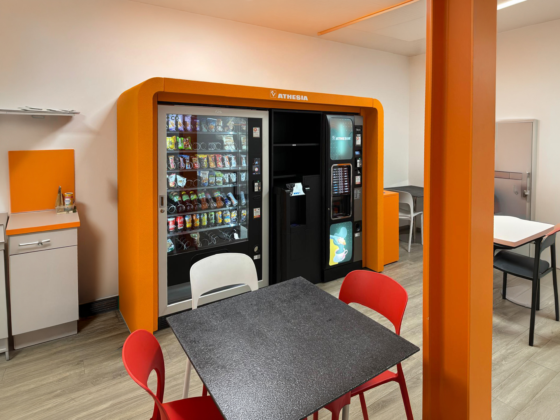 personalizzazione area ristoro con distributori automatici per Athesia